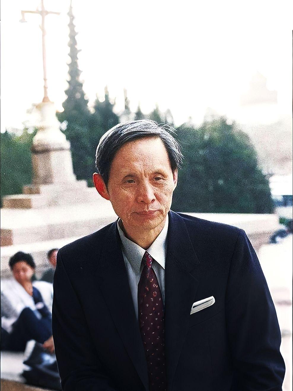 “金陵夜雨青锋冷，独照山河一寸忠”