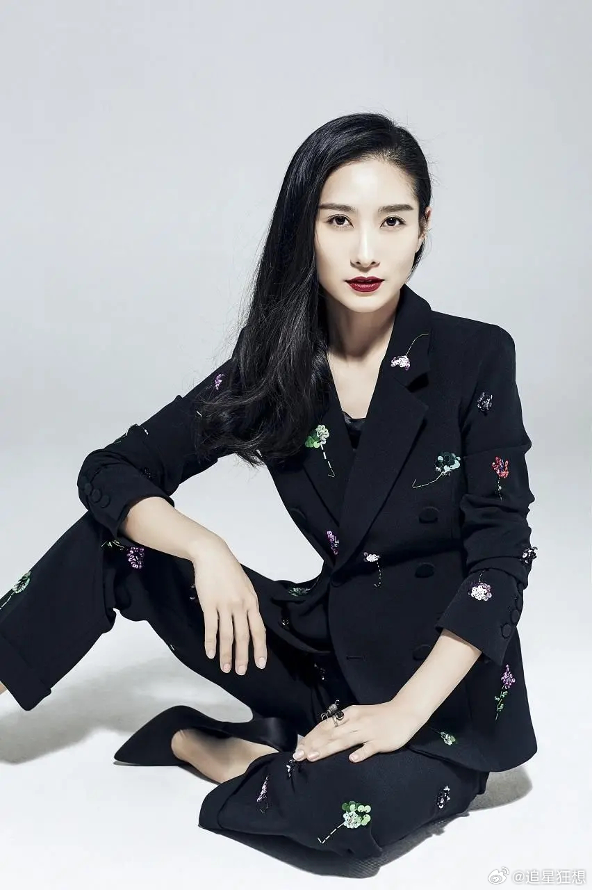 陶昕然浪姐全妆路透 全妆是对舞台的尊重，也是对观众的诚意。从路透里的亮眼造型，能