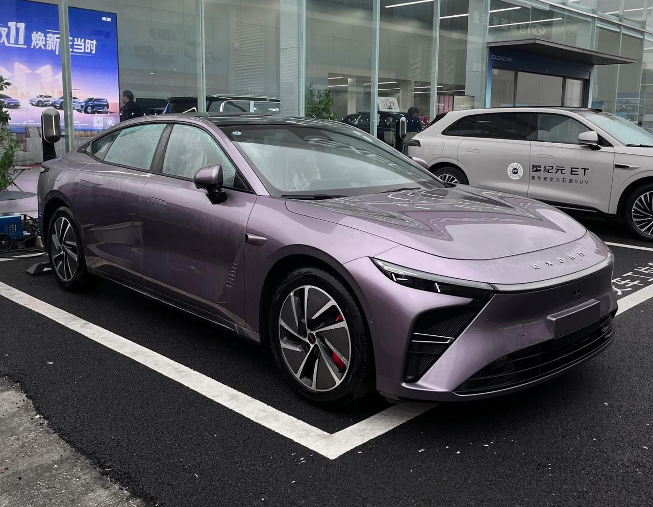 上几天和朋友一起逛了广州车展，走到奇瑞展台时，被奇瑞这款星纪元 ES 纯电版所吸