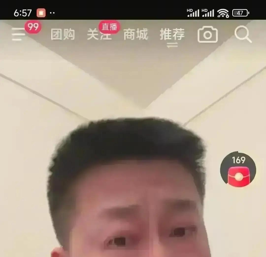 单飞一年，钱包缩水一半
 
张鹤伦离开德云社后，票价从280降到180，上座率只