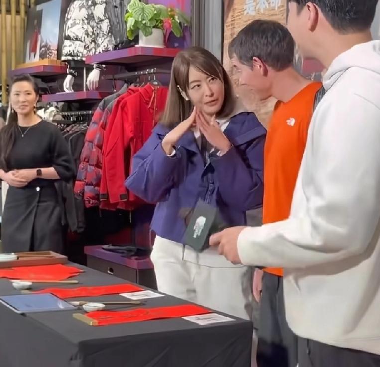 攀爬大神亚历克斯，与台北101美女董事长贾永婕，参与写书法活动，快过年了，体验一