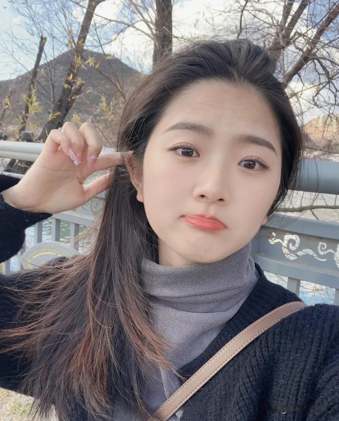 上联：扫去浮尘天地阔
 
下联：？？？？？？？？？
 
宝子们，救命啊！我哥下了