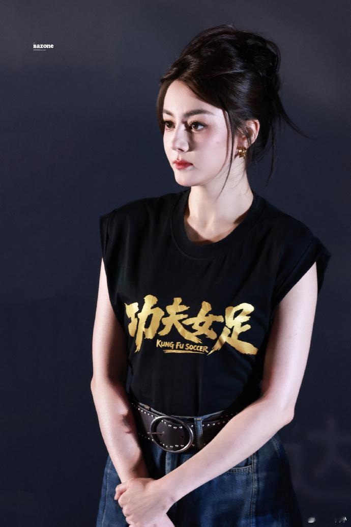 迪丽热巴复刻功夫女足躺姿迪丽热巴复刻钰珑经典躺姿，致敬角色，庆贺《功夫女足》票房