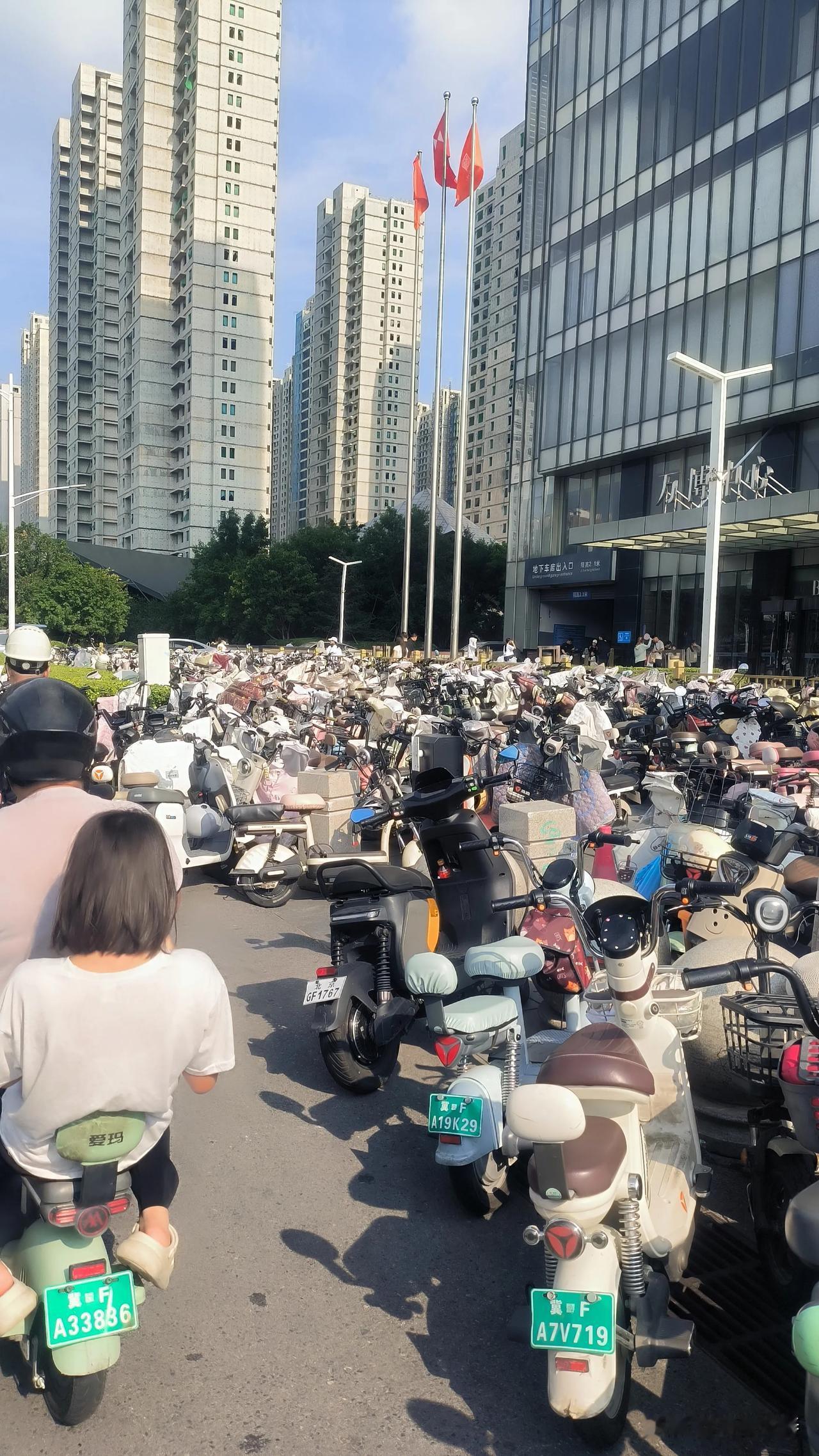 酷暑挡不住人流！万博电动车位挤爆，盒马开业能长久带火商圈吗？

连日酷暑，依旧挡