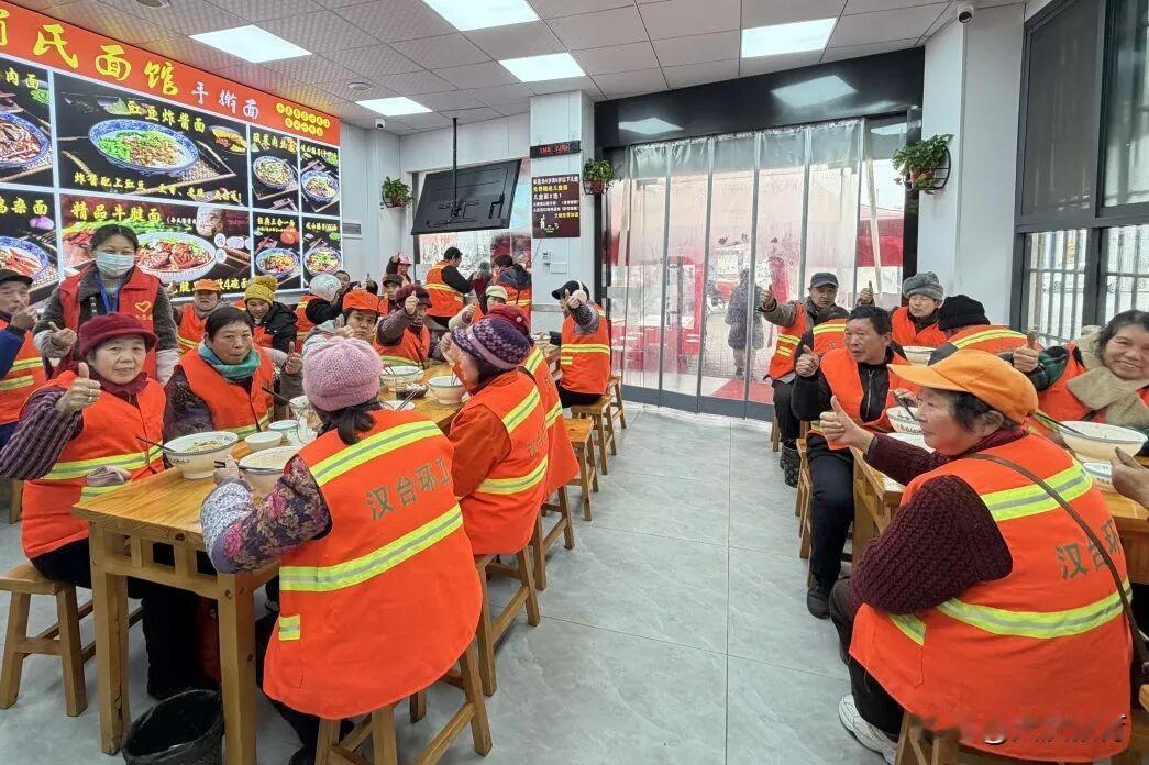 1月26日，汉台区东关街道陈家营社区联合辖区肖氏面馆开展“腊八送暖 烟火藏情”志