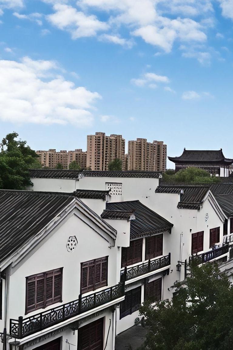 走在南京的街头巷尾，柏油马路都被晒得软绵绵的，踩上去仿佛能留下脚印。街边的树木无