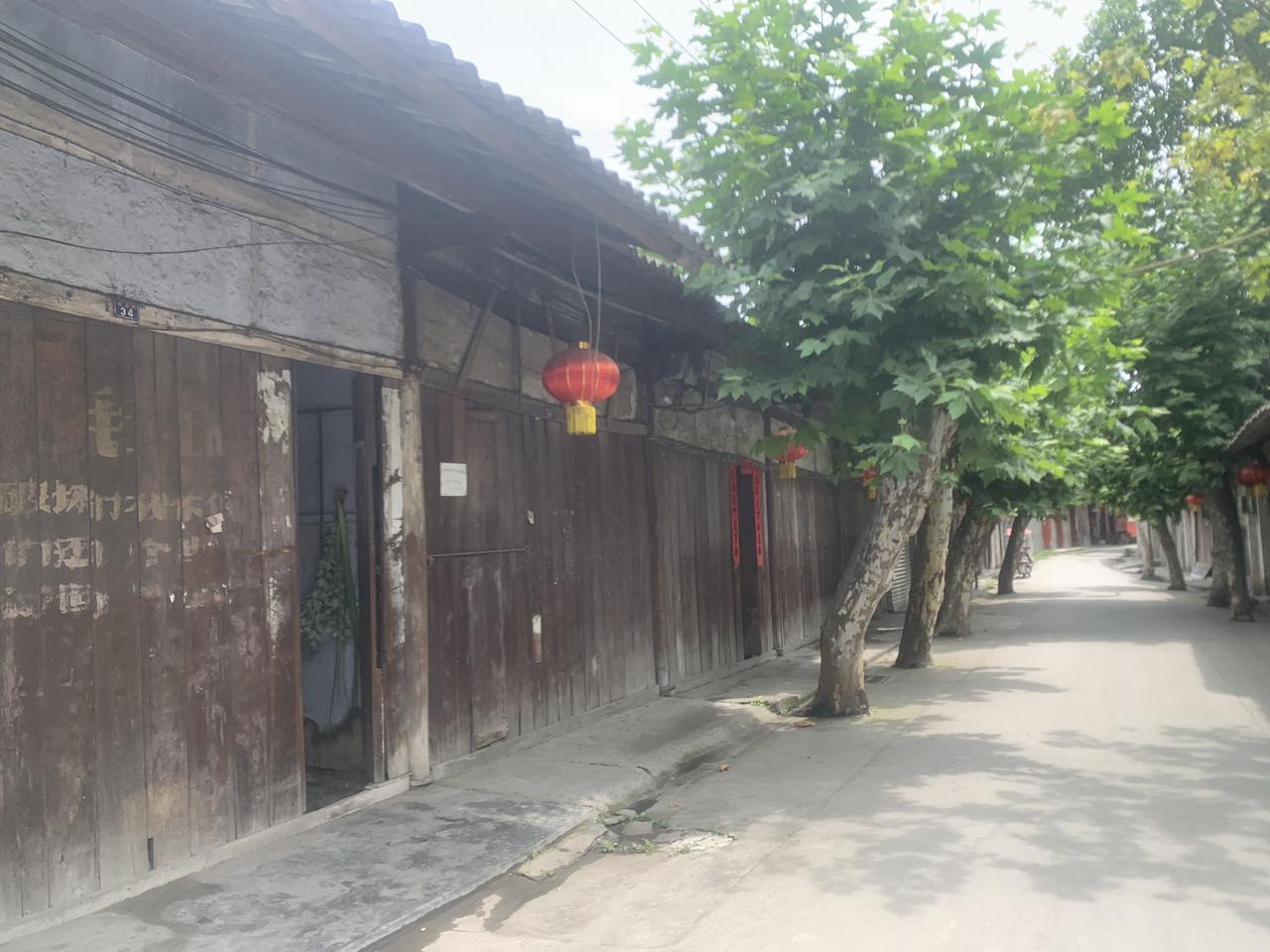今天上午9点30分，在成都北门大桥旁喝完了早茶，我准备到距这里34公里左右成都郫