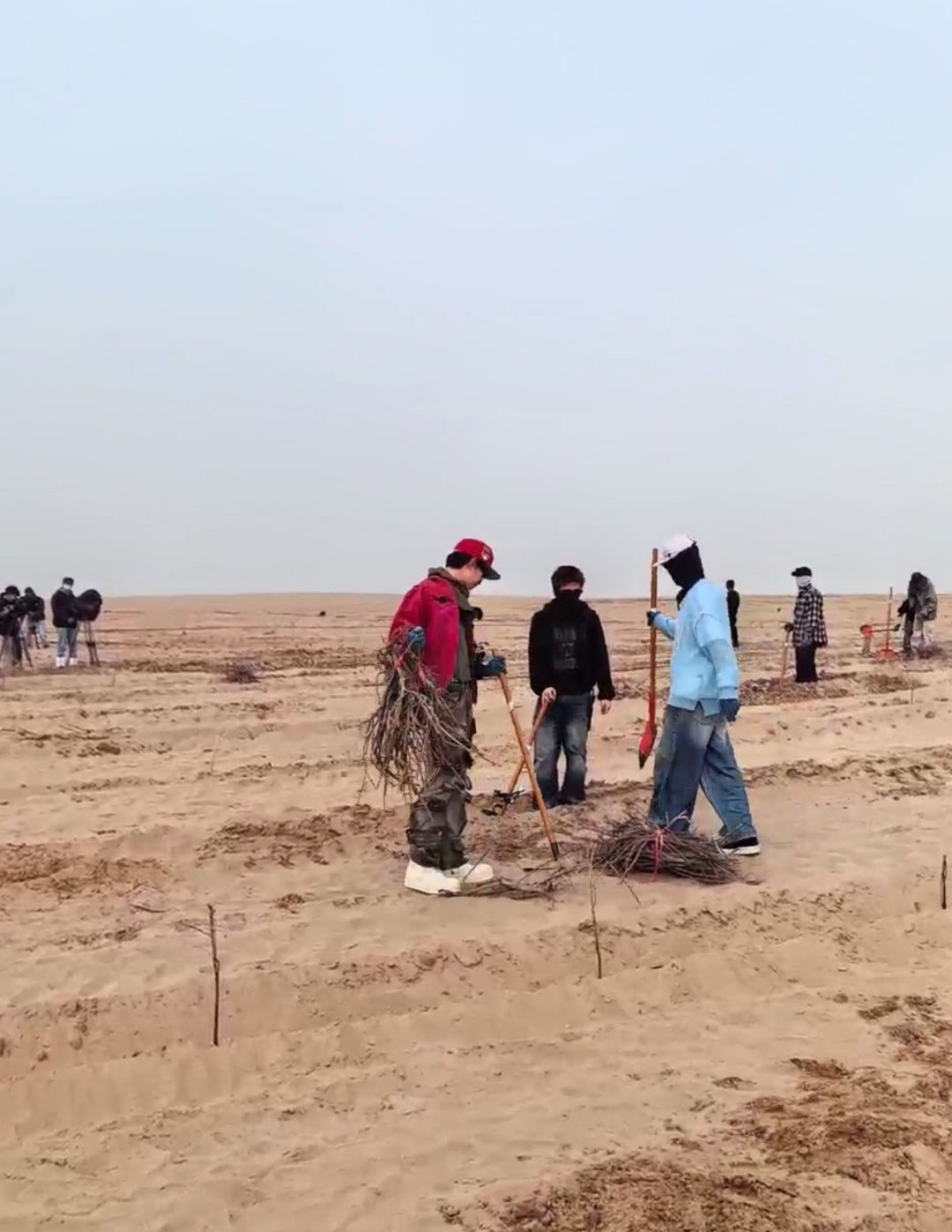 种地吧沙漠开工现场十个勤天来到塔 克 拉 玛干沙漠南缘的于田 县，在沙漠里解锁沙