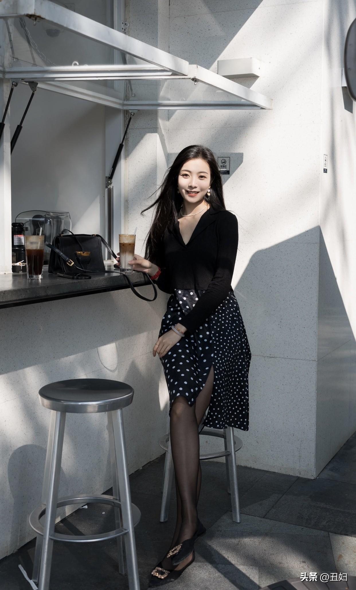 什么是女人的气质和魅力?真正有气质的女人，即便穿着基础款白T、素面朝天，也能散发