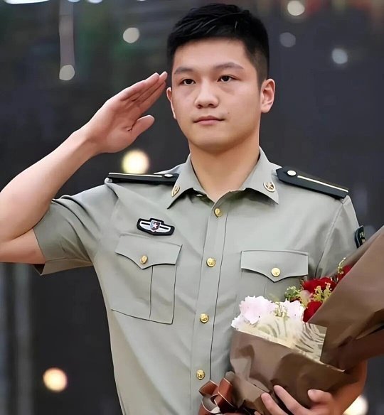 樊振东点赞解放军报八一建军节一个简单的点赞，藏着樊振东刻进骨子里的军魂。十二载八