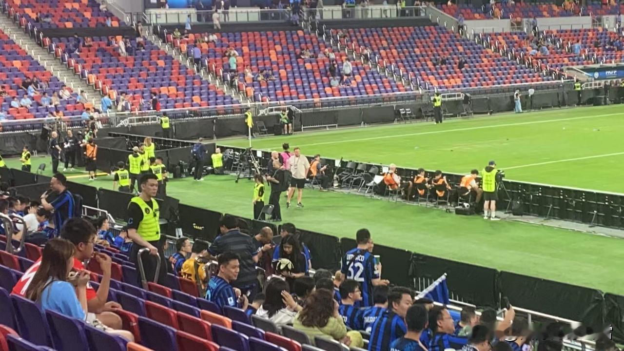 虽然曼城国米的友谊赛因为大雨而受到影响，不过在启德体育场，球迷还是挺热情的。
然