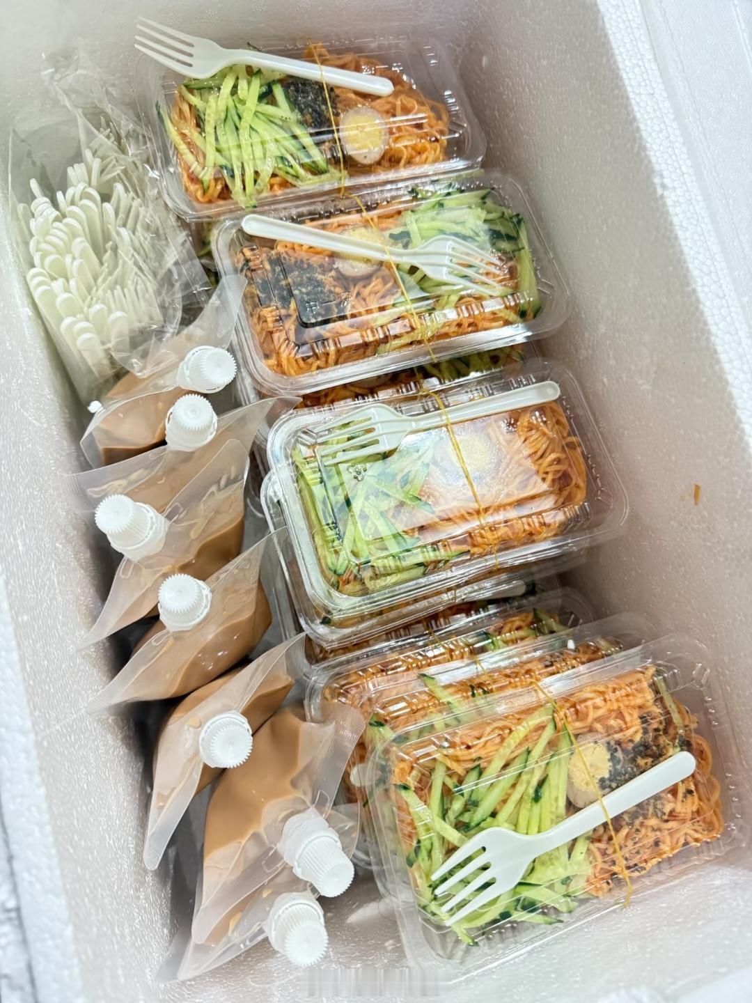 年轻人开始流行旅游摆摊了很多人都想简单了，不是随便摆个东西往那边一站就有生意的…