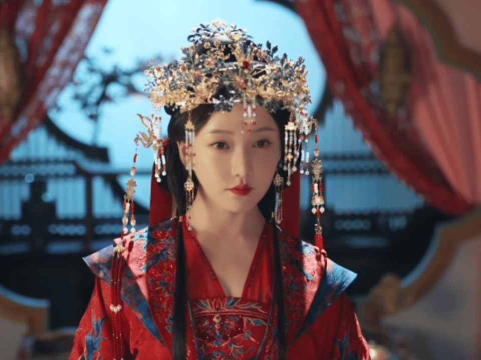 姜贞羽新剧被谁做局了 姜贞羽红衣造型简直是疯批美人教科书！挥刀时的利落姿态，眼神