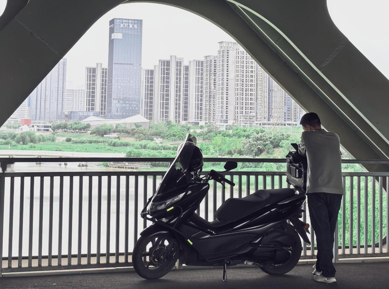 有时候，成年人的解药，不过是在桥边发会呆，找个僻静地方刷会手机，看河水流过，瞧高