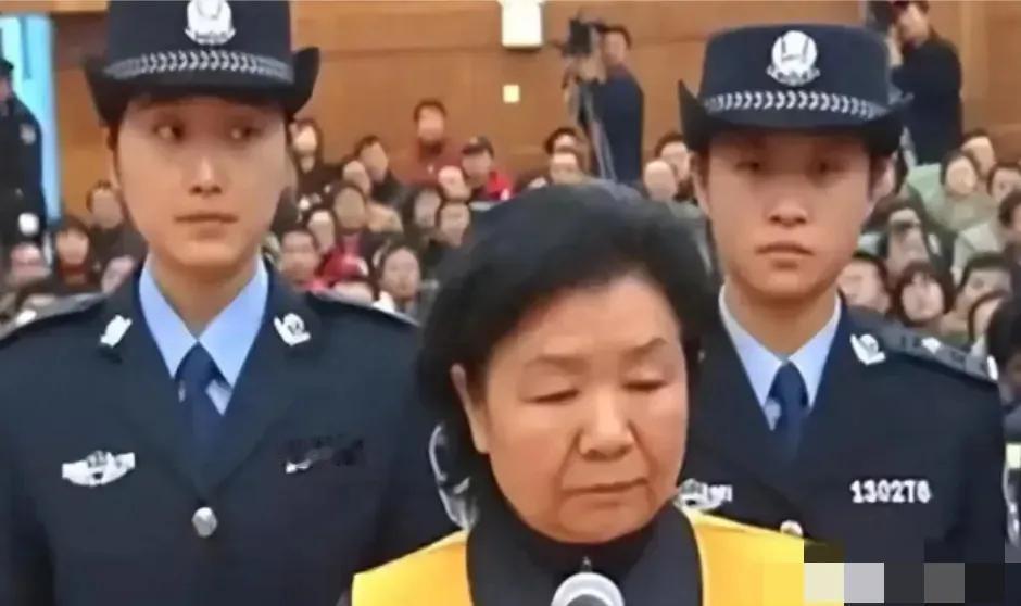 回顾三鹿事件，原董事长田文华2009年被判无期，2014年证实已两次减刑，201