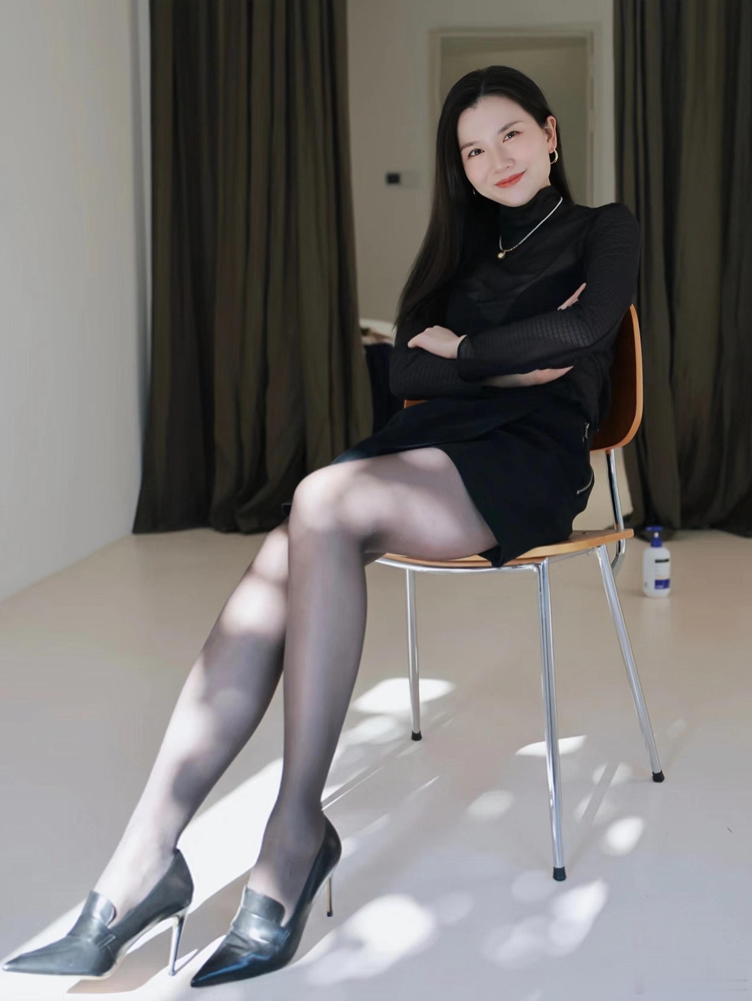 黑丝大长腿阿姨 