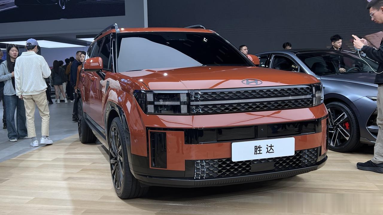 北京现代索纳塔/胜达车展同台首发
现代在本届车展带来了全新索纳塔，新车摆脱了上一