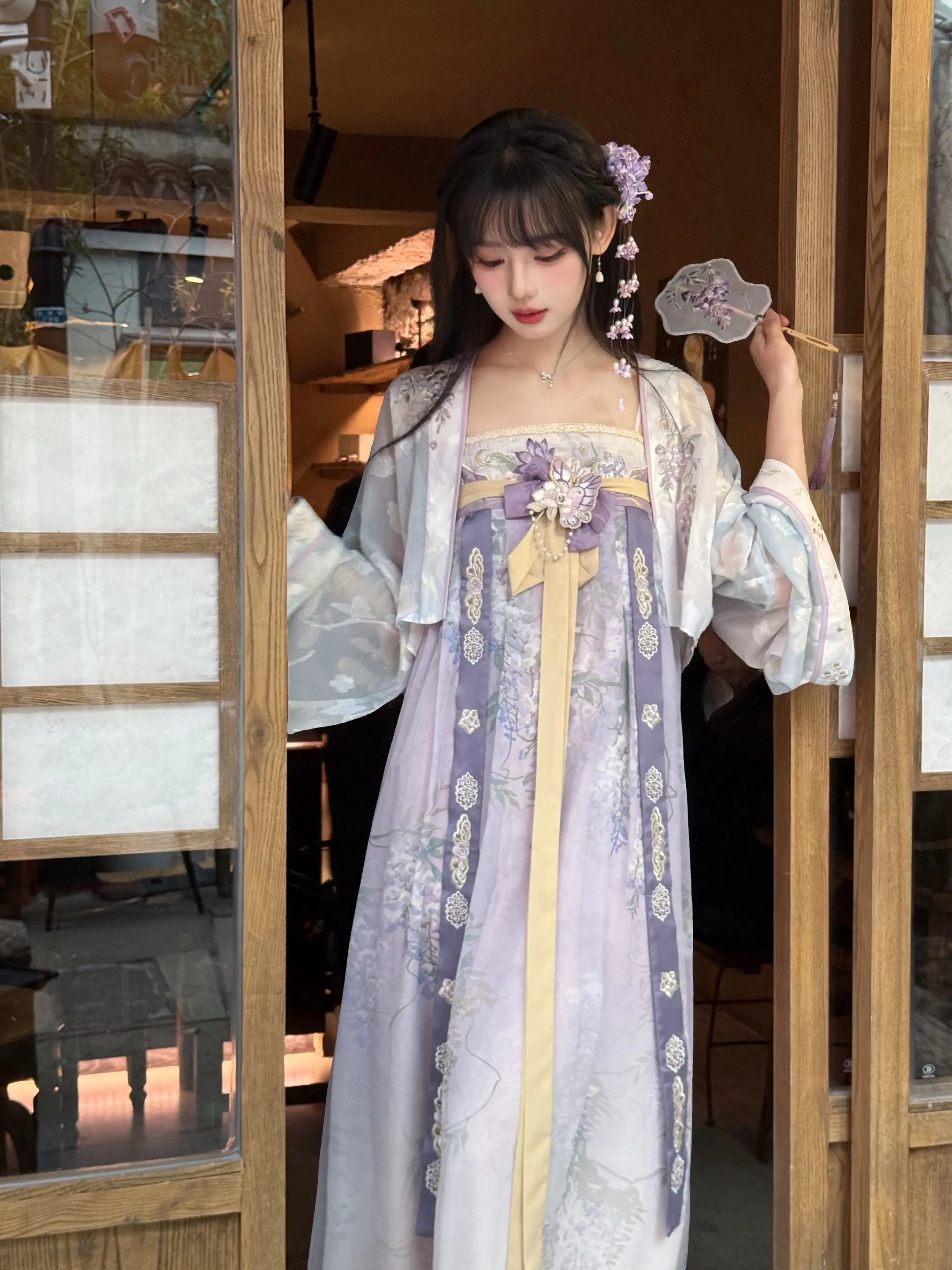 忽见粉蝶潜入窗。