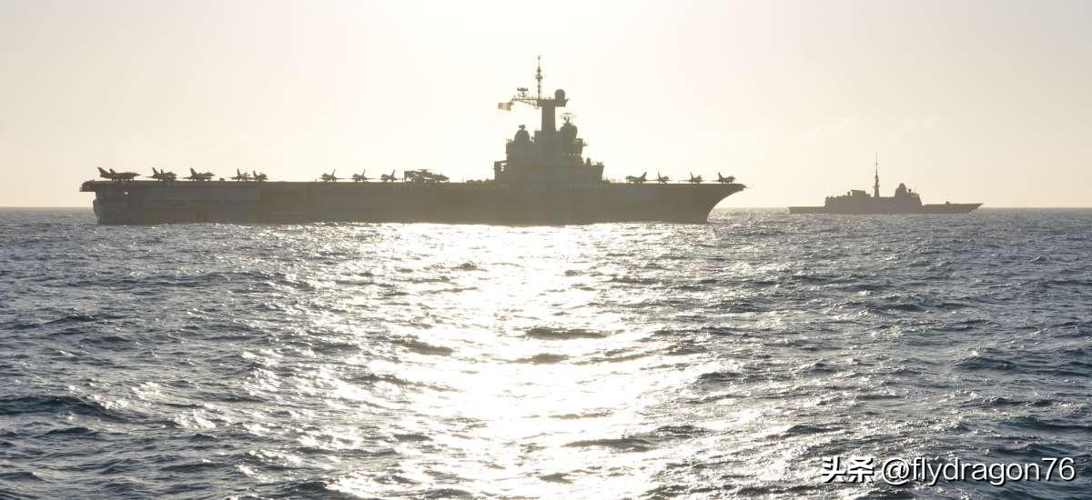 🇫🇷 与此同时，法国海军几乎全部水面舰艇都已部署在海上，进行演习和作战任务。
