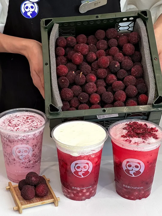 茶百道店员：不是新鲜的杨梅不要钱。。。