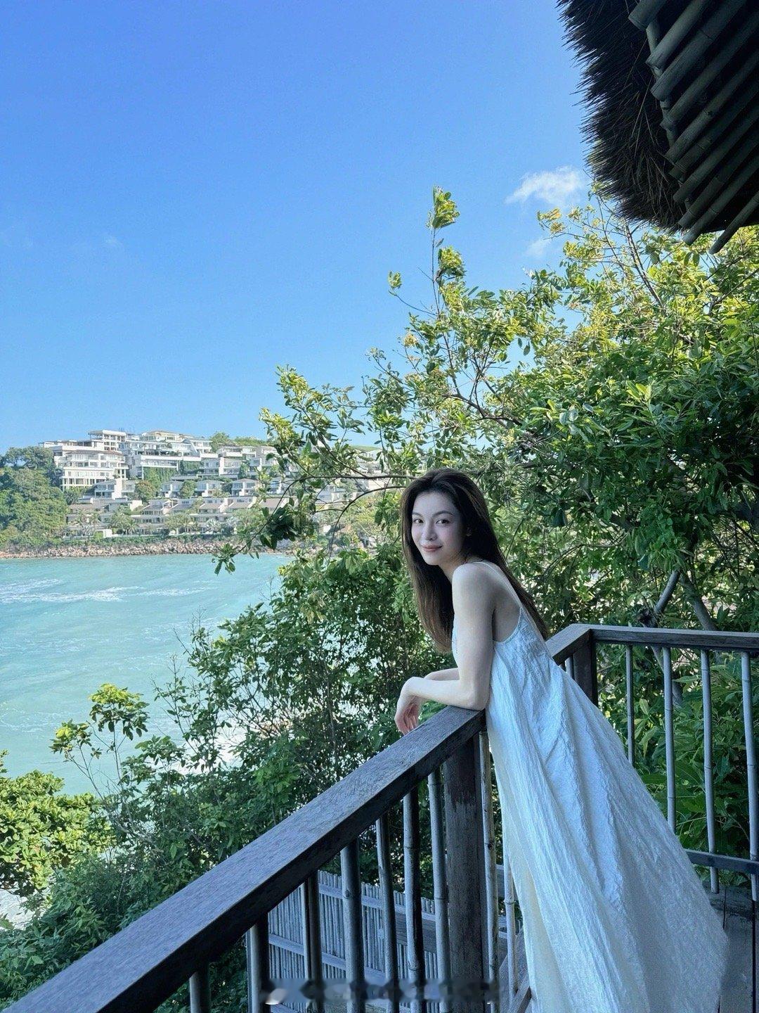 钟楚曦泰国度假⛱️美照释出，白裙翩翩为整体look加分～ ​​​