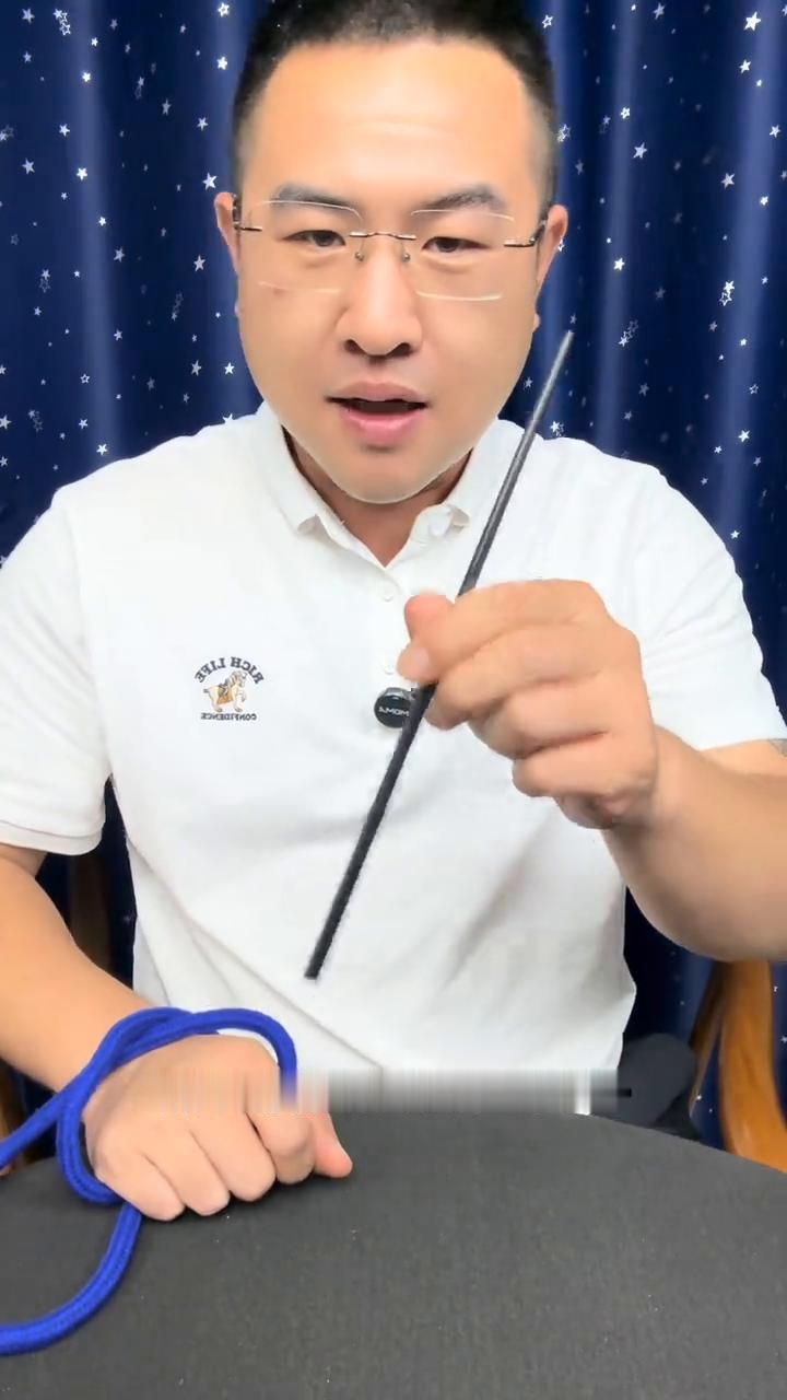 戒指逃脱术。
民间高手。
大家好，把一个普通的戒指放到一条绳子里边没有任何的问题