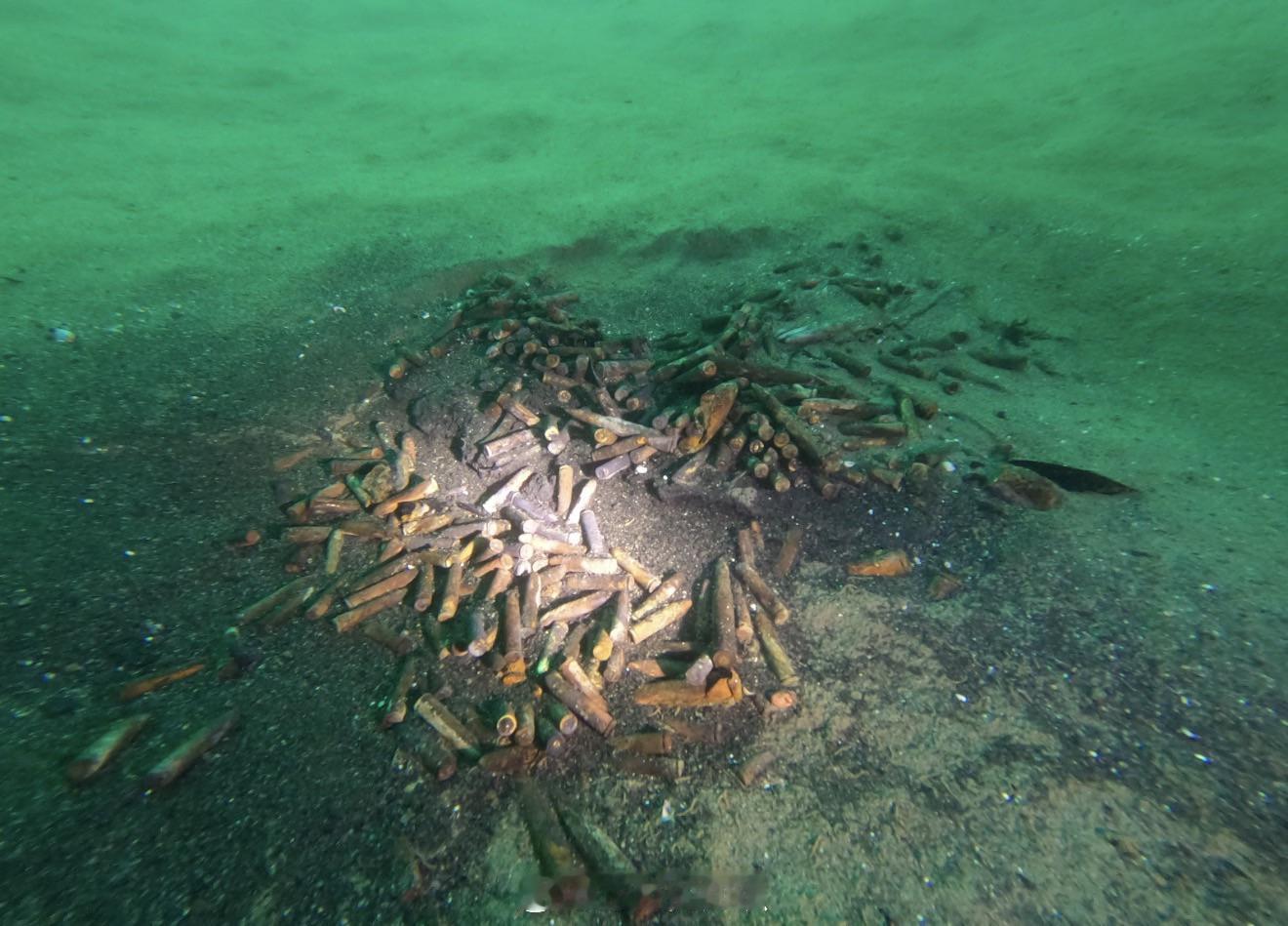 在第勒尼安海潜水时，发现了散落在海底的似乎是二战弹药的东西 