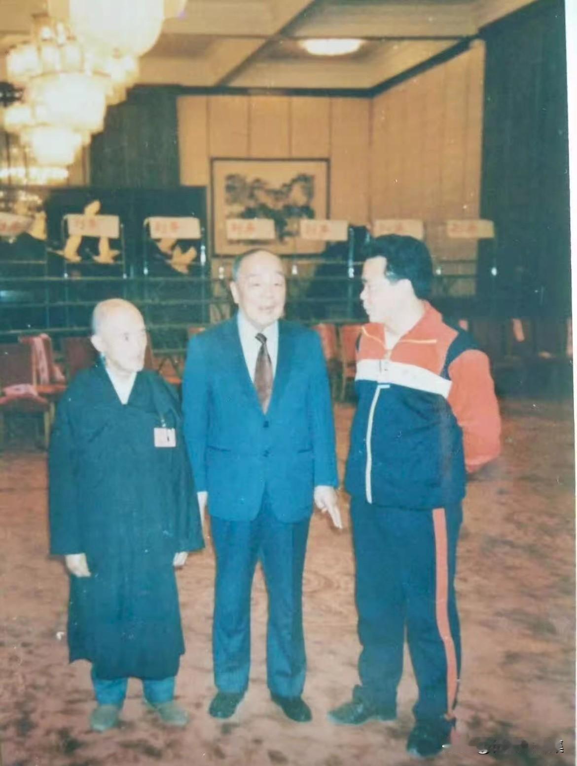 上世纪八十年代，海灯师爷与杨尚昆等的合影。当时，海灯法师因电影《少林寺》的热播而