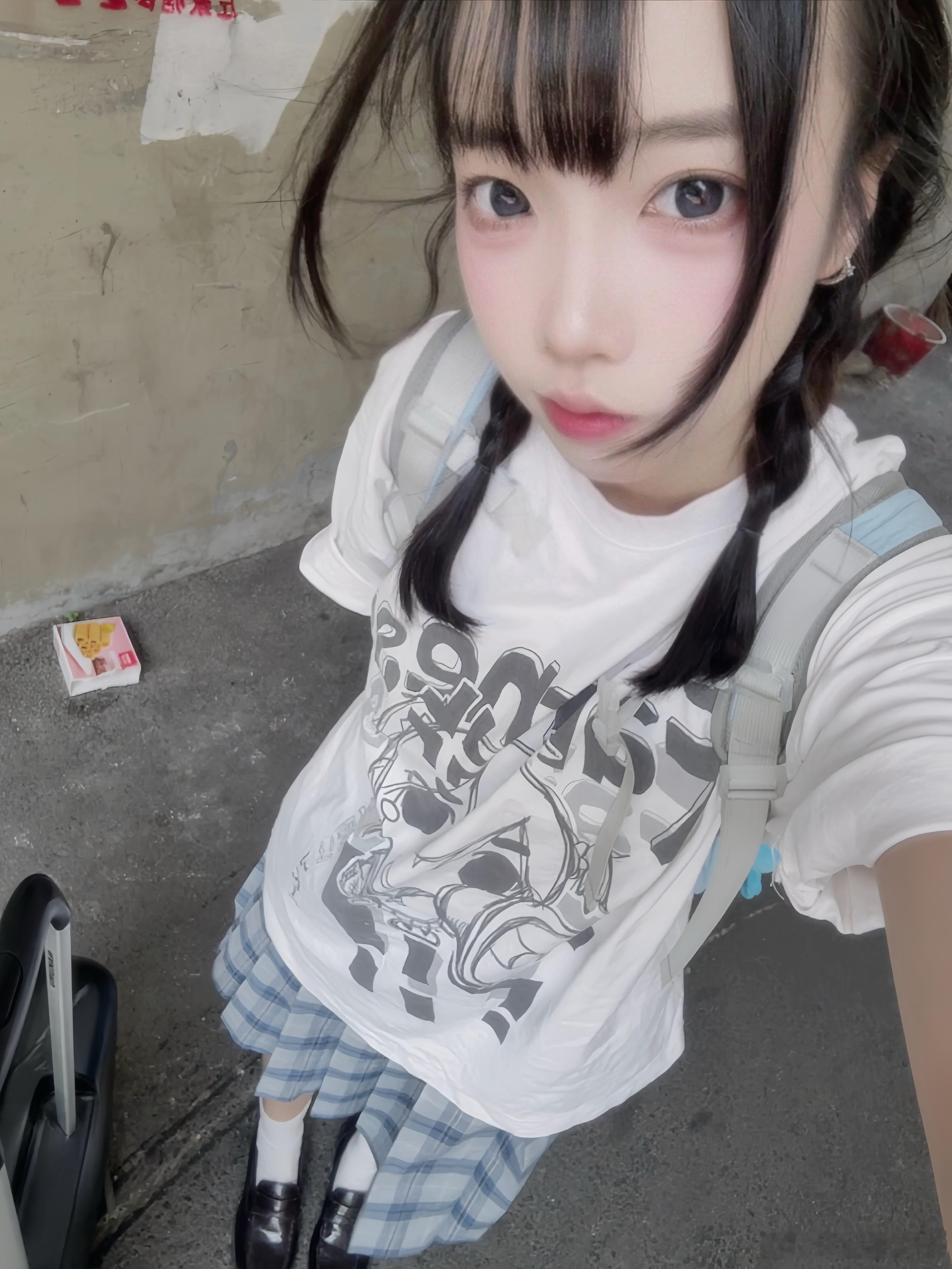 居然一张演出的照片都没拍。只留下了两张在等车的照片！纠结了好久最后还是选择了和上
