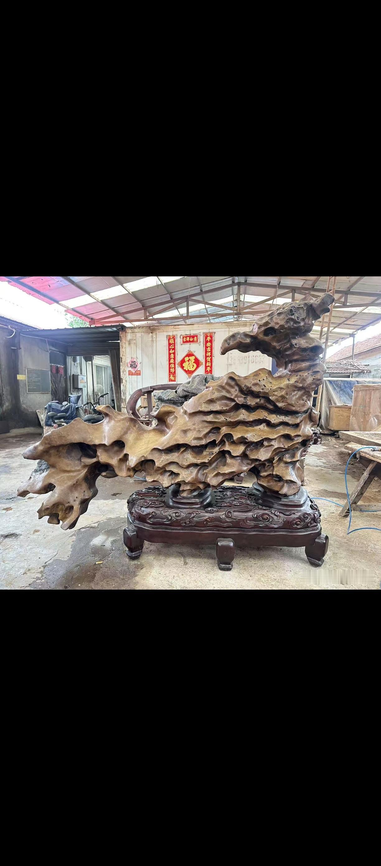《雄鹰展翅》

天然形成
瑞兽昂首展翅
雄鹰造型，羽翼舒展、姿态雄健，动态感极强