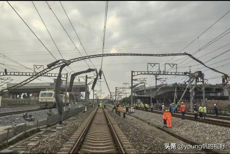 昨天的强对流天气，大风吹起了一些架子挂在了高铁接触网上，导致部分粤西、广西往广州