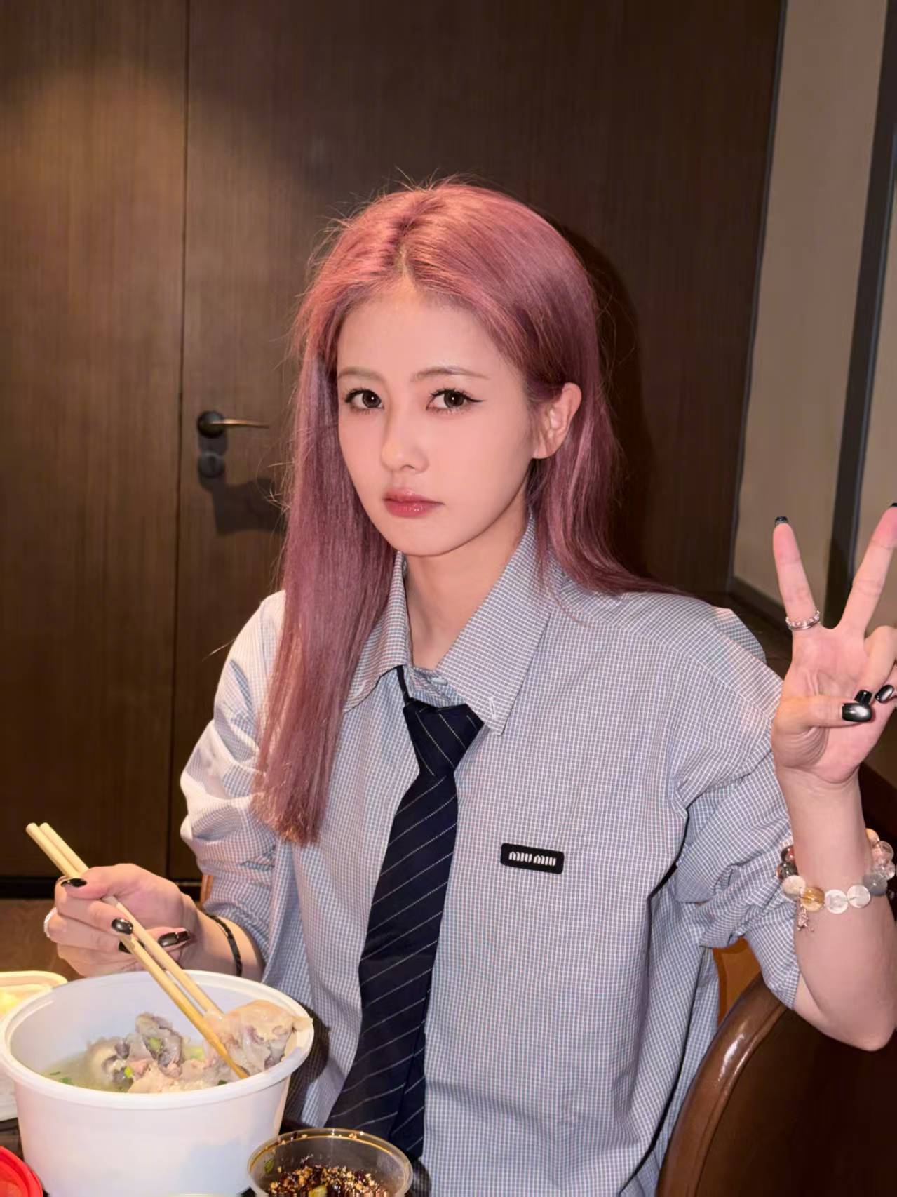 白鹿不是眼线杀手白鹿吃老妈蹄花白鹿吃老妈蹄花，九宫格晒照，[拜托][拜托] ​​