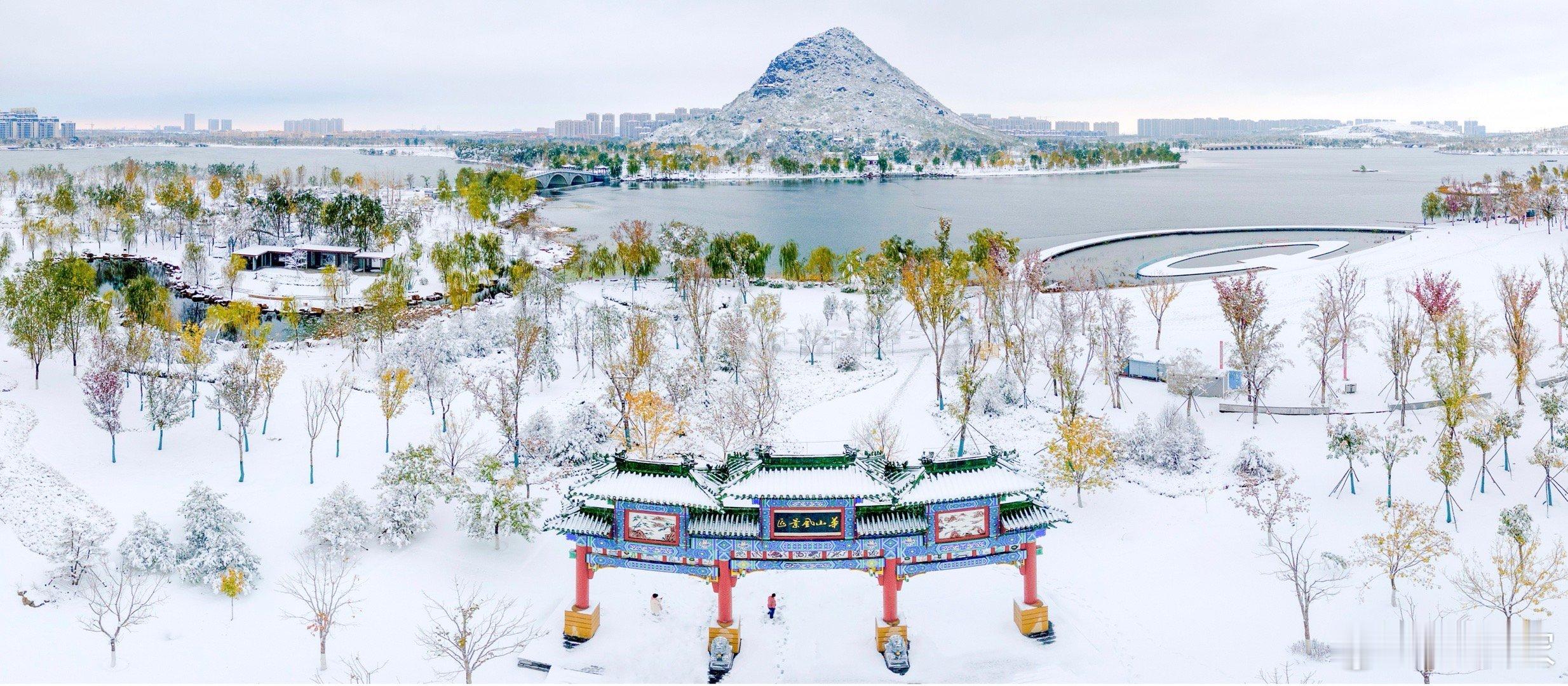 济南华山的冬天，别有一番韵味。山峦被白雪覆盖，像是披上了银装。湖面结冰，宛如一面