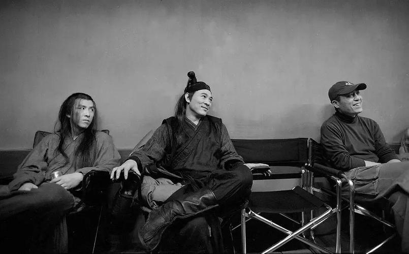 2001年，张艺谋在拍摄电影《英雄》期间，与李连杰、甄子丹的幕后记录画面。

当
