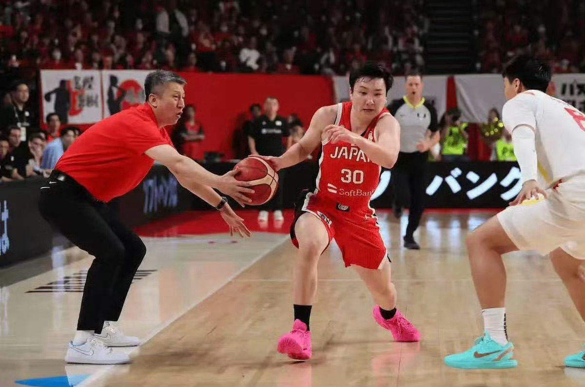 郭指导职业生涯最佳防守瞬间！中国男篮懵了，日本男篮也懵了，裁判更懵了！中国男篮战