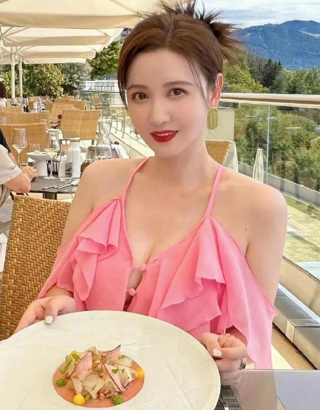 张萌最惊艳三张照片，连她都喜欢得不得了。没有美颜，但不是素颜，纵情山水，画意满满