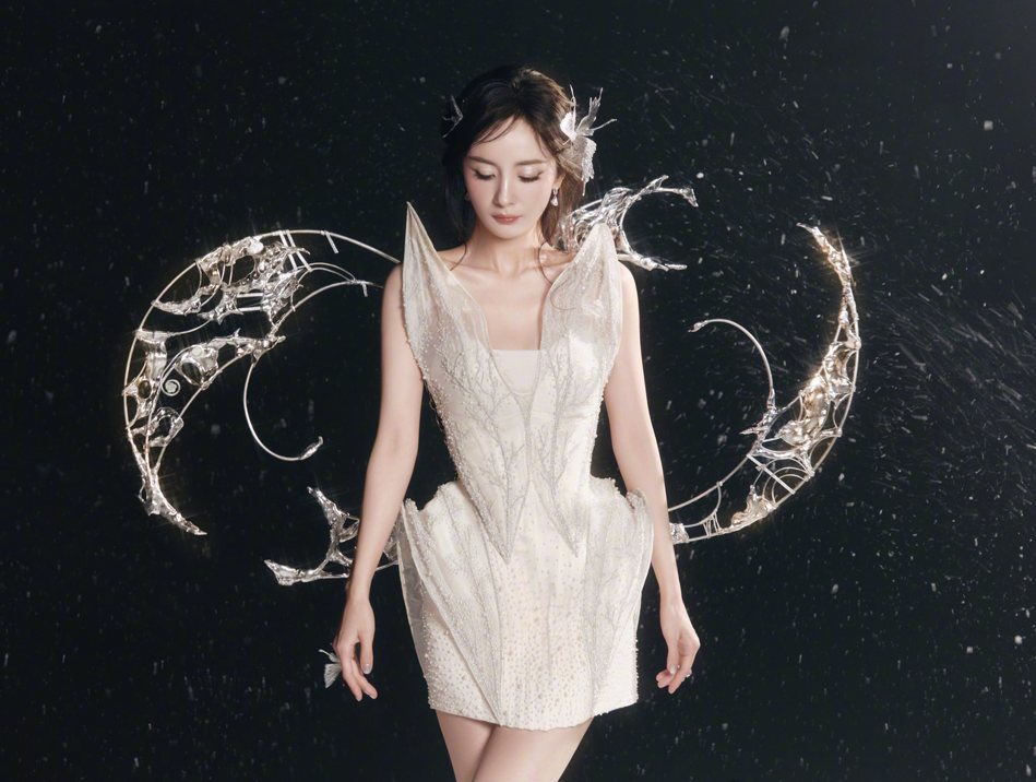 仙女下凡！杨幂穿银白战袍化身「精灵弓箭手」，全网疯传热度爆表 ​​​