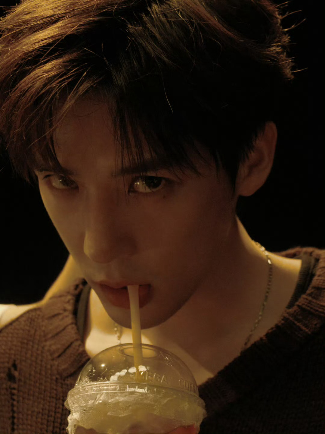 青年演员王安宇 王安宇 钟表随着时间流逝而转动，我追逐着流光争分夺秒的去爱你