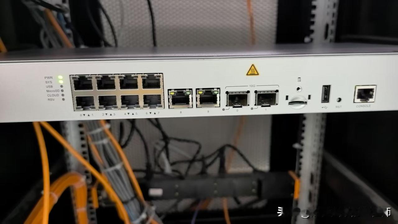 华为USG6000F-S112防火墙走壹台，感谢客户的信任与支持。防火墙旁挂核心