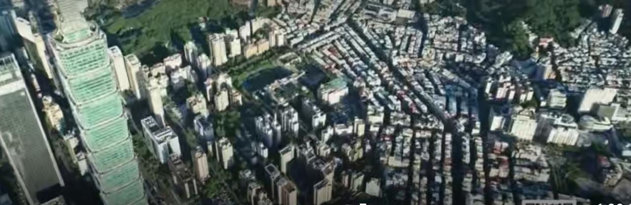 台北的城市街巷里，民众的日常步履匆匆，而岛内对美国持负面看法的比例正大幅攀升。美