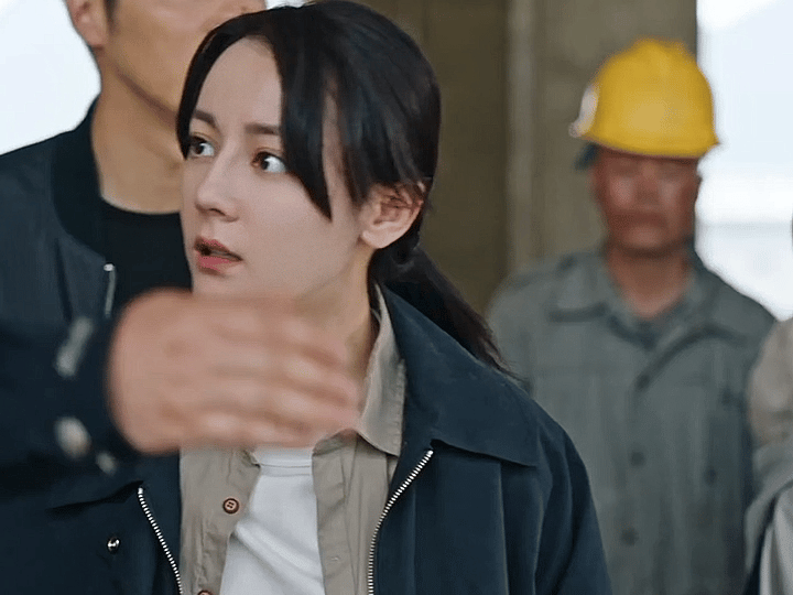 迪丽热巴哭戏《利剑玫瑰》迪丽热巴天台劝小洋芋妈妈这段！从共情妈妈爱孩子的角度眼泪