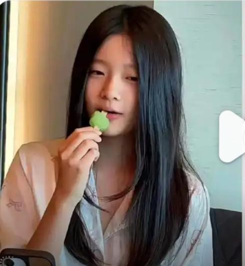 这是汪小菲女儿和小S女儿照片，从孩子穿衣风格上就能看出父母的影子和教育理念！
汪