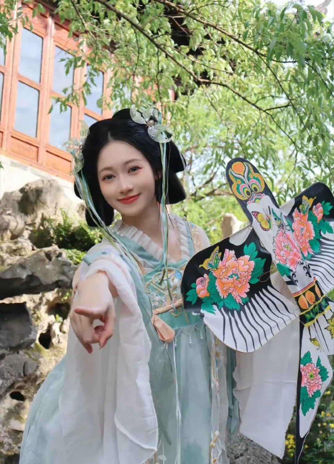 吴柳芳：“当看着妈妈躺在病床上我很难过！”​退役运动员吴柳芳，打扮的古朴自然，和