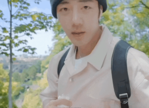 有人说肖战素颜戴着毛线帽的样子和王一博长的好像[吃惊]！！！ ​​​