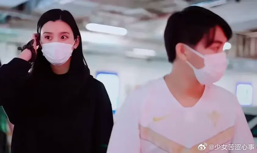 何猷君奚梦瑶机场生图流出，反差感直接拉满！ 奚梦瑶全黑套装平底鞋，超模气场全开，
