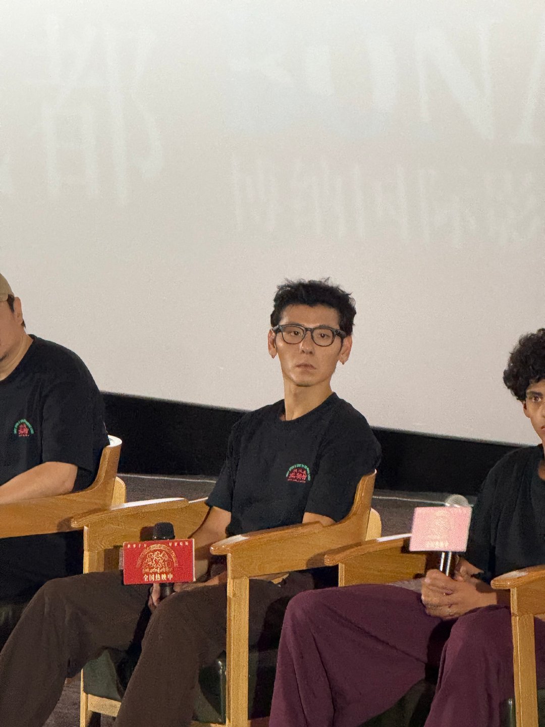 蒋奇明下颌线抢镜欢迎来龙餐馆 《欢迎来龙餐馆》成都路演，蒋奇明站台上没说话的时候