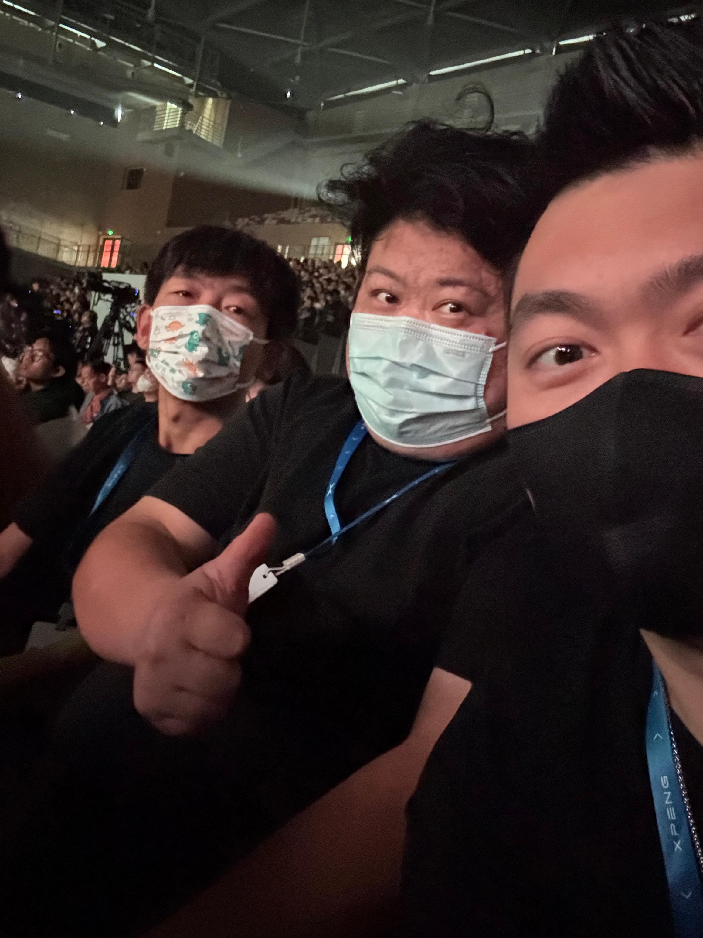被旁边狐臭女熏的不行了……我和已经戴上口罩了[笑cry]  ​​​