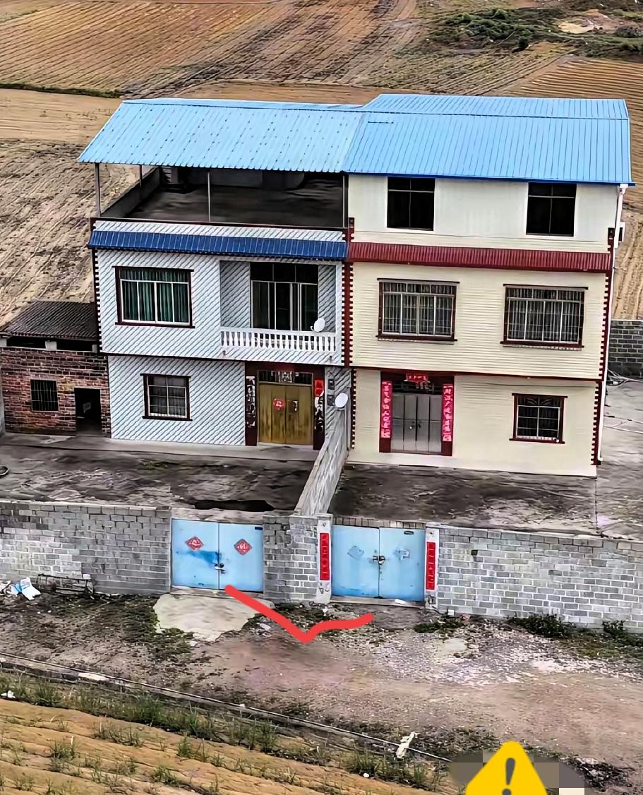 若这两栋房子住的不是邻居，
而是两兄弟，
瞧着这般相处状况，
我定会选择自己搬走