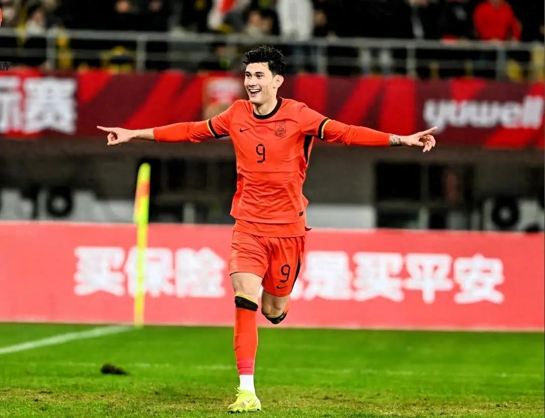 拜合拉木不愧为造牌型前锋，他虽然没有能进球，不过也搅得对方不能安生。
拜合拉木本