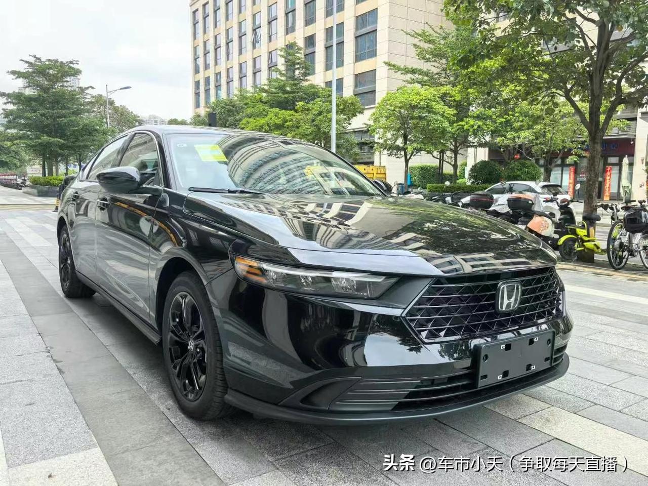 雅阁现在最低配的价格在11.78万，落地价差不多13.35万，这个价格也算是比较